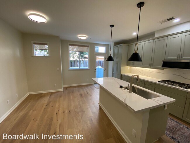 Building Photo - 3 br, 3.5 bath House - 3421 El Camino Real...