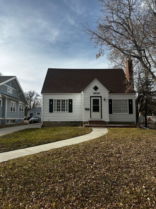 Building Photo - 1809 10th Ave