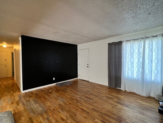 Building Photo - 1215 S Eastlake Dr