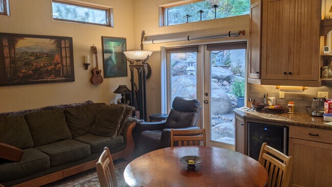 Gran sala con puertas francesas y ventanas de triforio. - 13915 Mussey Grade Rd