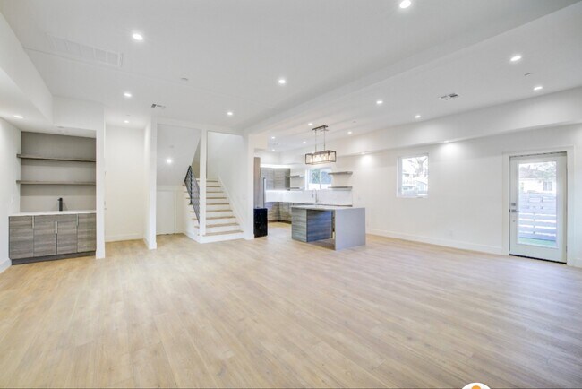 Foto del edificio - 5641 Riverton Ave
