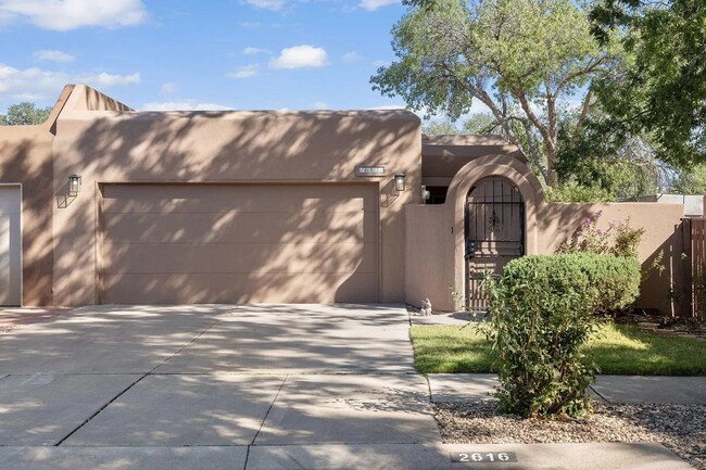 Foto del edificio - Adorable Townhome, 2 Master Bedroom Suites to Patio Living