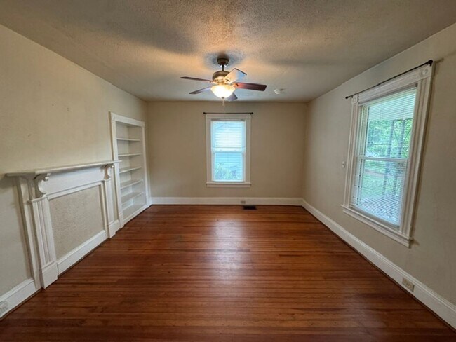 Building Photo - Charming 2 Bedroom Bungalow
