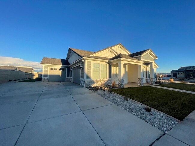 Building Photo - Home in Desert Color!