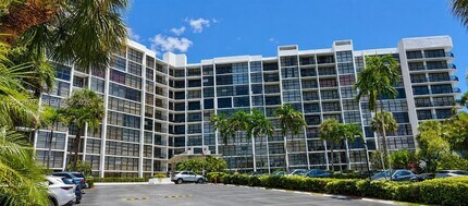 Building Photo - 600 Parkview Dr