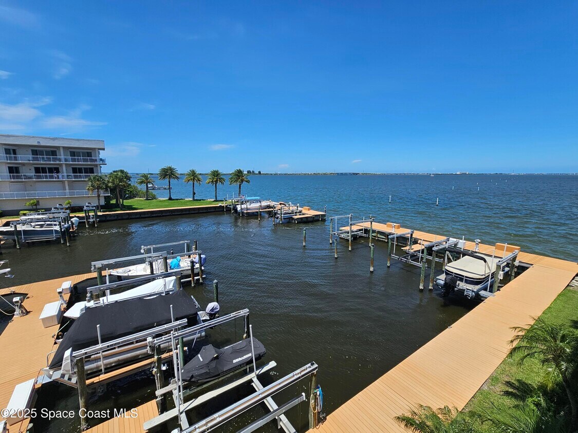 Foto principal - 590 S Banana River Dr