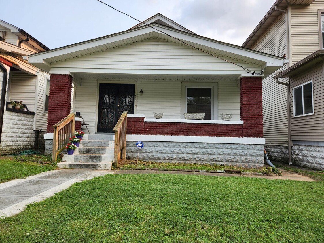 Foto principal - 2 Bedroom 1 Bath Updated Home in Louisville