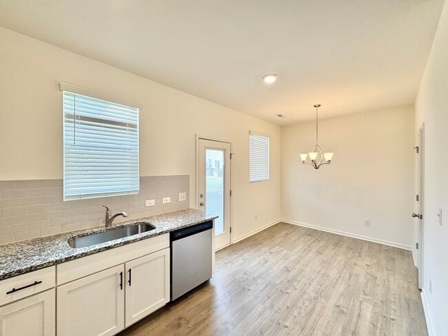 Building Photo - Three bedroom 2.5 bath townhome