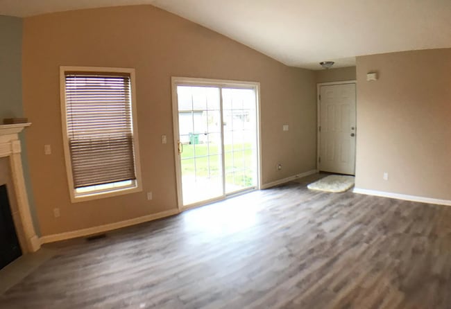 Building Photo - 208 Red Bud Dr