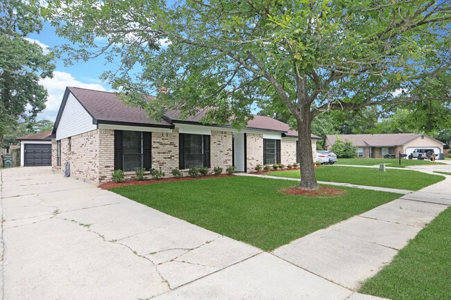Side of house - 811 N Lake Verret Ct