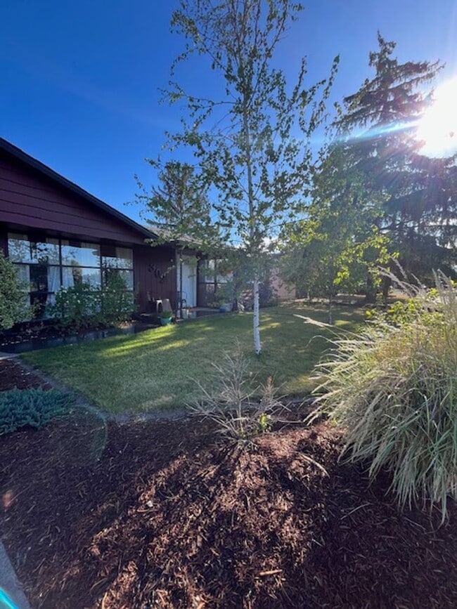 Building Photo - 302 NW Dogwood Ave