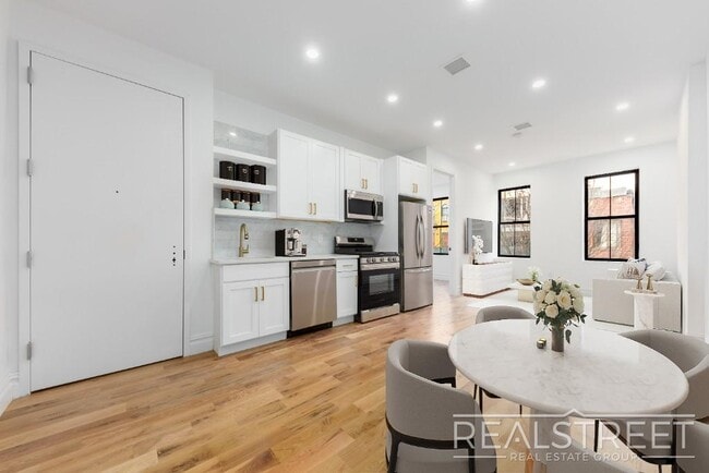 Building Photo - STUNNING TRUE 4 BED 2 BATH IN PRIME BUSHWICK TOWNHOUSE