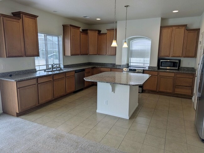 Building Photo - MASSIVE 4-BEDROOM, 3-BATHROOM HOME NEAR DI...