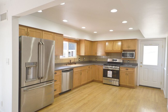 Building Photo - 4 br, 2 bath House - 1102 Grandview Ave