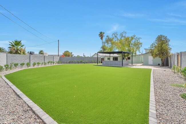 Foto del edificio - Amazing house on huge lot near ASU
