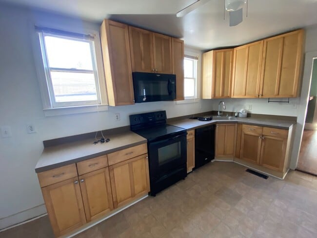 Building Photo - BEAUTIFUL 3 BED/ 1 BATH HOME READY FOR MOV...