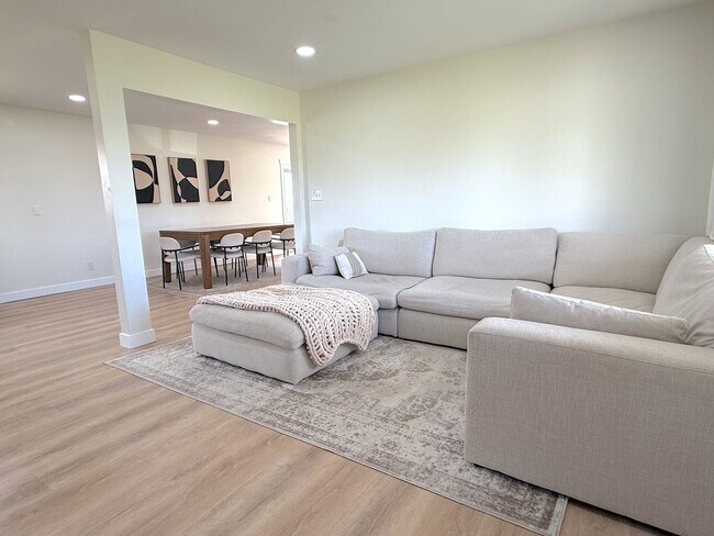 Foto del edificio - **August 2026** 3 bed | 2 bath with HUGE yard, Bonus Room, Fire Pit & Garage.