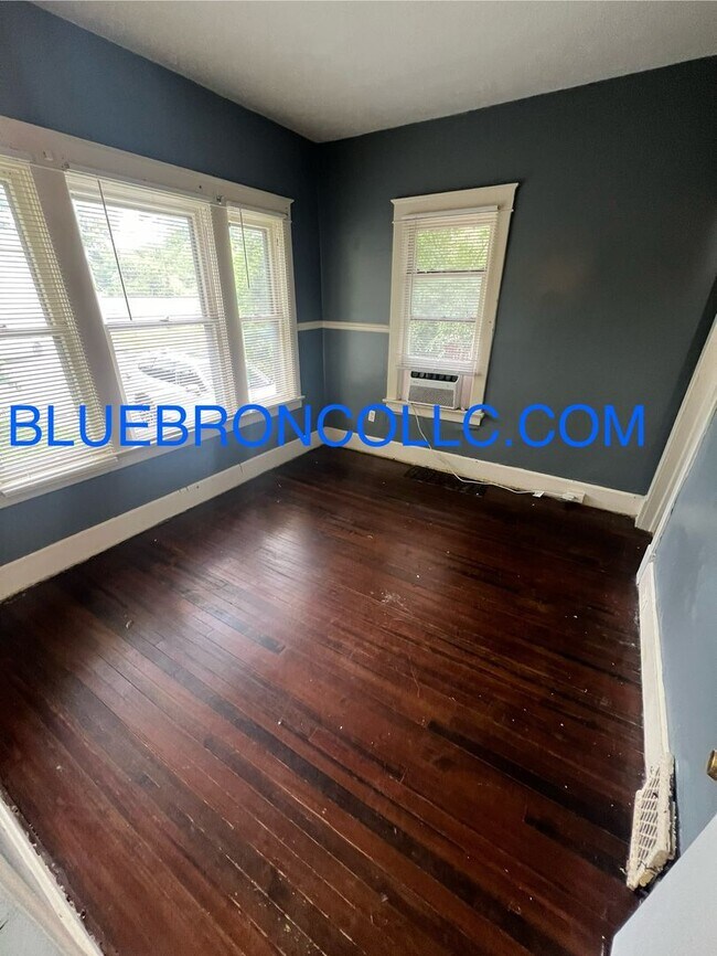 Building Photo - Cute 2 bedroom 1 bathroom home on corner lot.