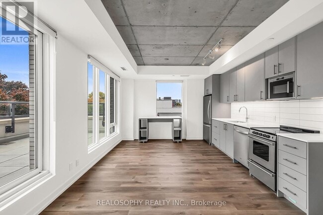 Building Photo - 115 Larchmount Ave