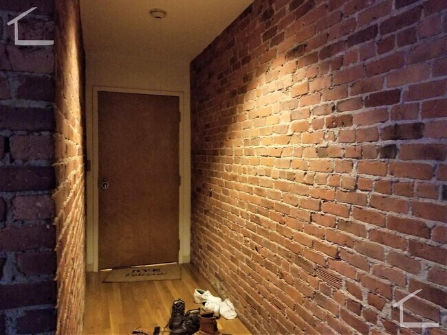 Building Photo - NEU Top Floor Condo