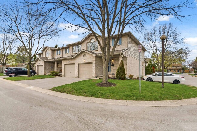 Photo du bâtiment - Gorgeous 3 Bedroom TOWNHOME in North East London!