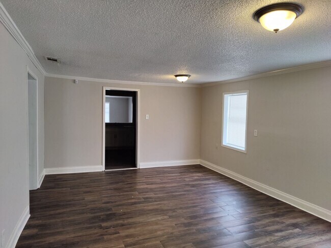 Building Photo - Spacious 3 bedroom 1 bathroom home!