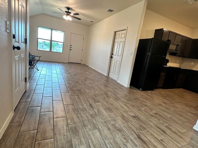 Building Photo - 2425 Alterman Dr