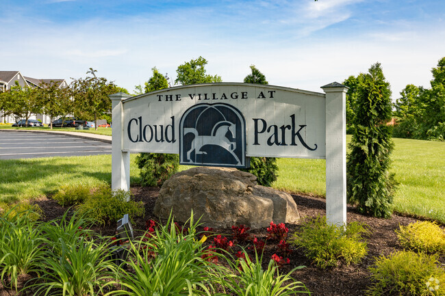 Entrada principal - The Village at Cloud Park