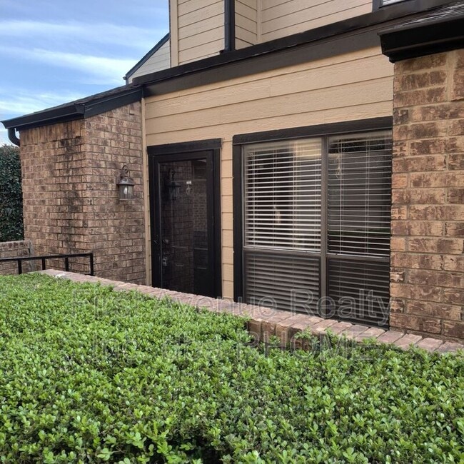 Building Photo - 3022 Forest Ln
