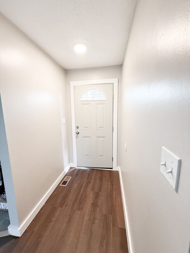 Building Photo - 3 Bedroom 2 Bathroom Home!