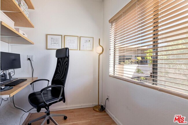 Foto del edificio - 5805 Whitsett Ave