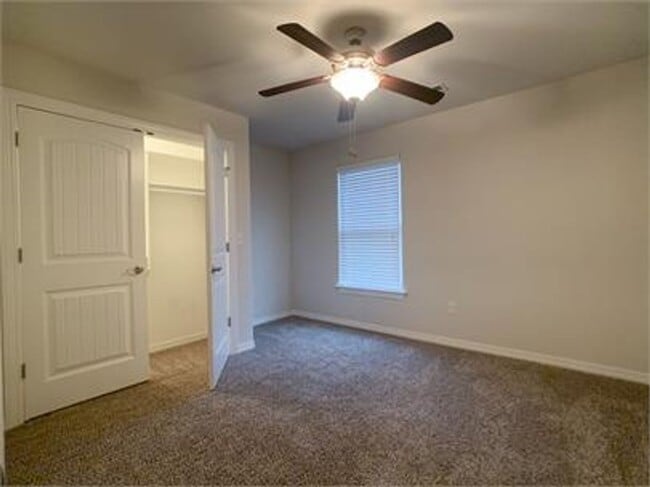 Building Photo - Cozy home with natural light with a firepi...