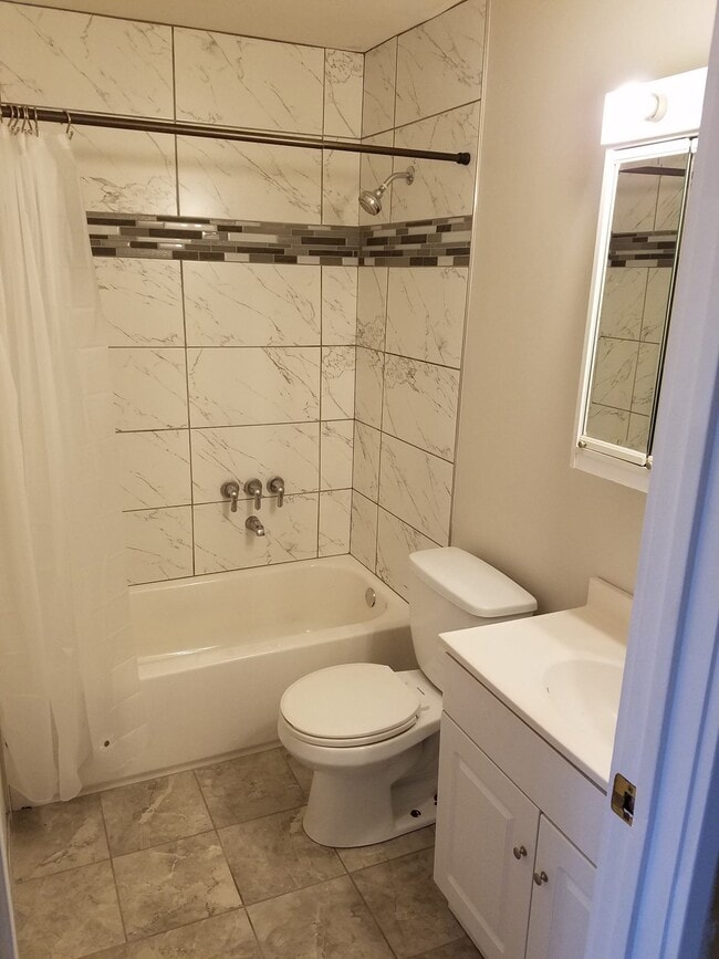 Building Photo - 9390 Bay Colony Dr
