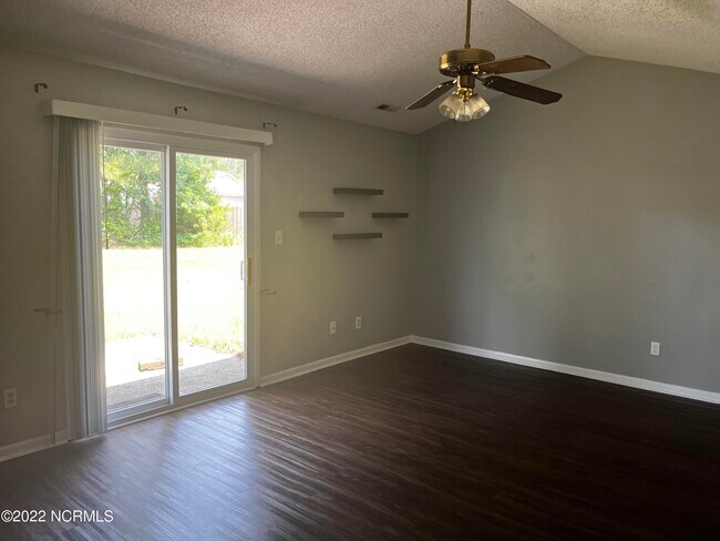 Building Photo - 496 Hemlock Dr