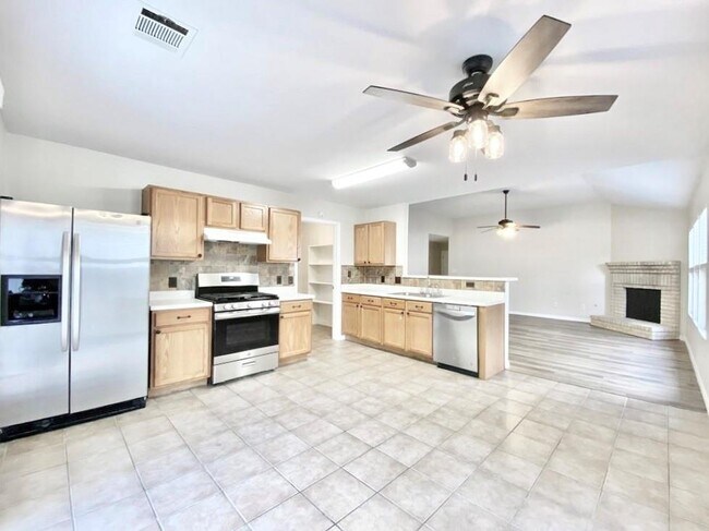 Foto del edificio - 708 Riverway Ln