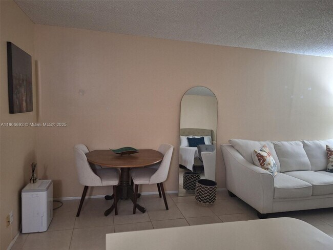 Foto del edificio - 2701 Riverside Dr