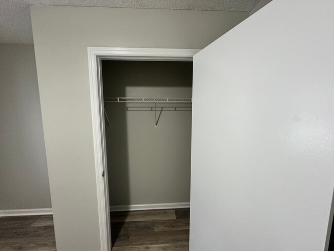 Building Photo - 2 bed/ 2 bathroom Duplex in the heart of V...