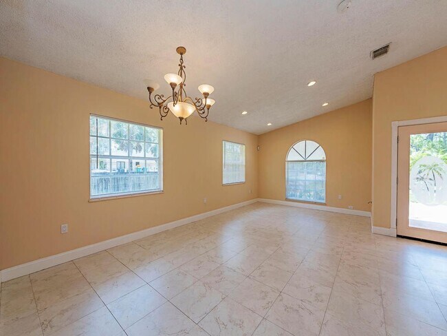Foto del edificio - GOLDEN GATE ESTATES-3 BED 2 BATH SINGLE FA...