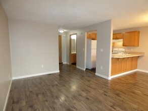 Building Photo - 102-106 Rice Ln