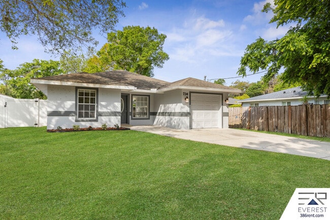 Building Photo - 734 Flora St