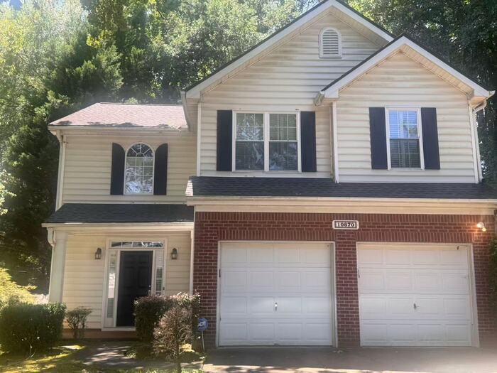 Alpharetta 4 bedroom home with large fenced in backyard - Alpharetta 4 bedroom home with large fenced in backyard