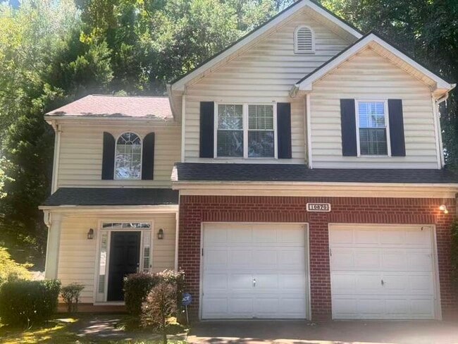 Alpharetta 4 bedroom home with large fenced in backyard - Alpharetta 4 bedroom home with large fenced in backyard