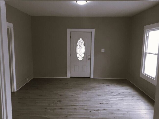 Building Photo - Charming 2BR house