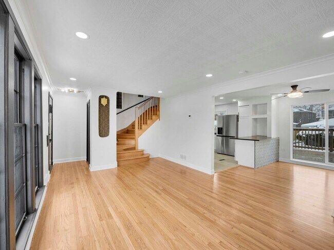 Building Photo - 10606 S Vernon Ave