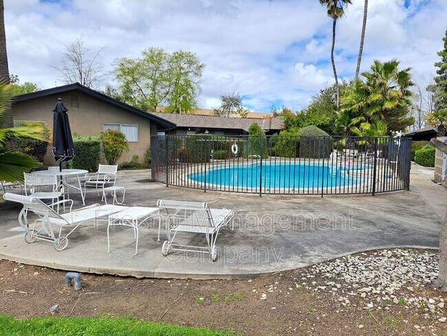 Foto del edificio - 4935 N Harrison Ave