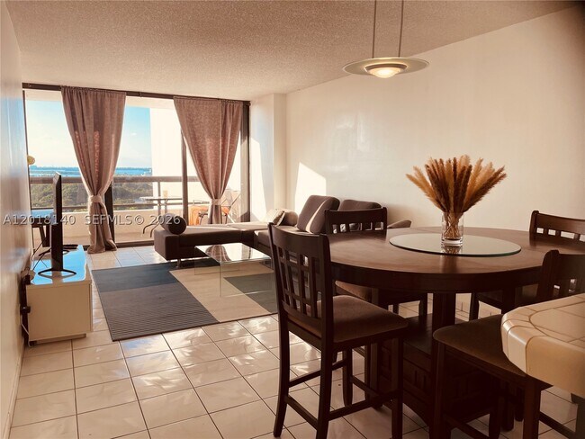 Foto del edificio - 2555 Collins Ave