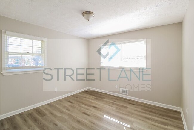 Building Photo - REDUCED!