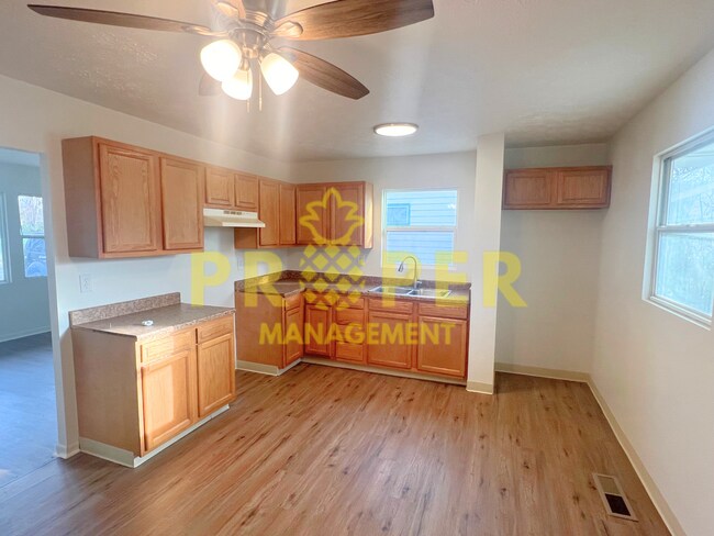 Foto del edificio - 3 bedrooms 1 bathrooms house for rent