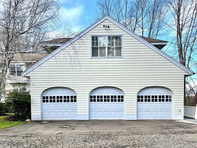 Building Photo - 172 Umpawaug Rd