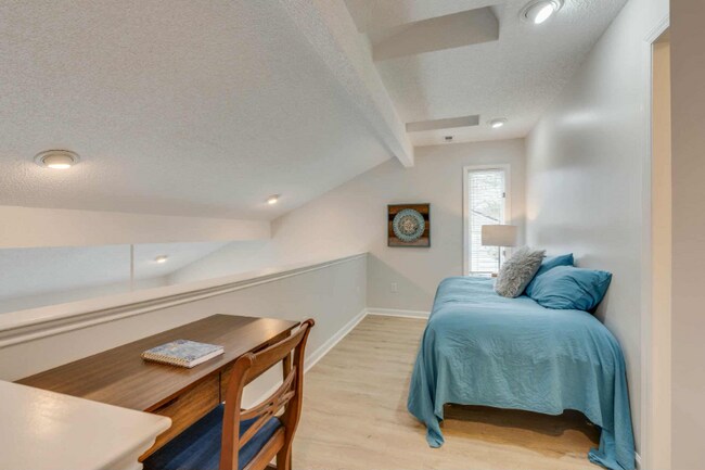 Foto del edificio - 5009 Emerald Dr